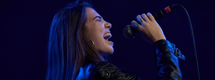 Kid learns to sing at School of Rock School of Rock Bogotá